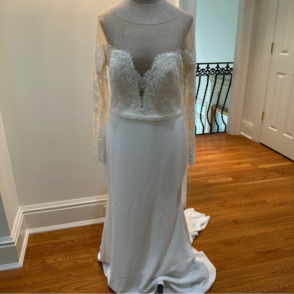 NWT Pronovias White Lace Long Sleeved Wedding Dress with Train — Size 14